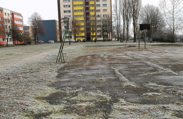 Jonavietis: „Kada bus sutvarkyta krepšinio aikštelė?“