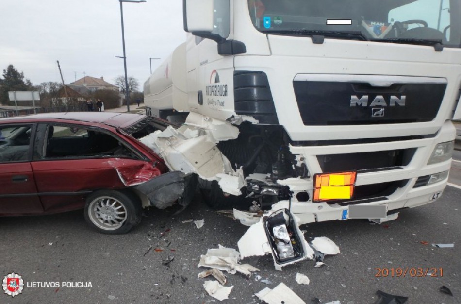 Kovo 21-oji – šalies keliuose