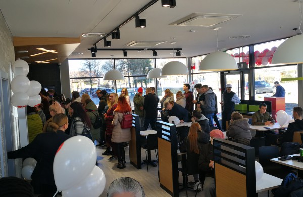 Hesburger atidarymas sudomino ir jaunimą, ir senjorus