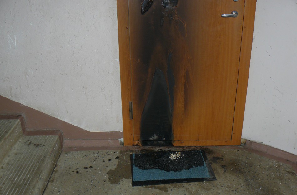 Padegtos daugiabučio namo buto durys