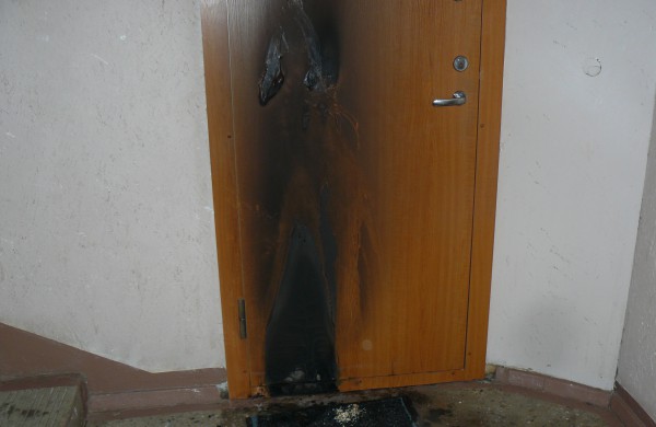 Padegtos daugiabučio namo buto durys