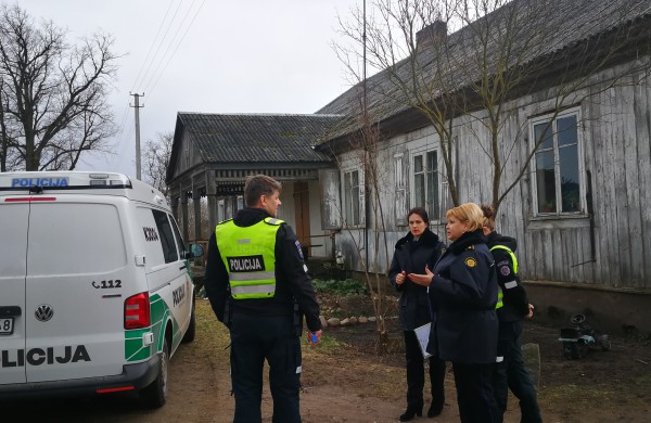 Tikrinama, ar nesikartoja smurto atvejai šeimose