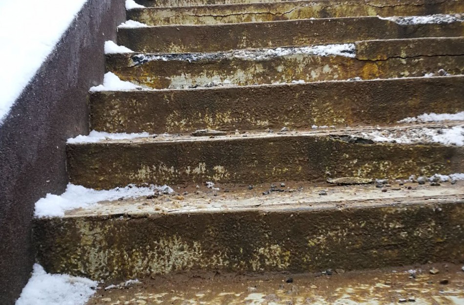 Tiesa ar melas: Ant nesaugių laiptų prie turgaus susižalojo moteris