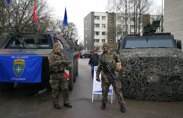 Minime 15-ąsias įstojimo į NATO metines