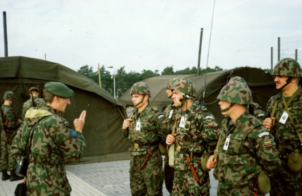 Nuo 1991 metų tarnybą Lietuvos kariuomenėje pradėjęs ir NATO štabuose tarnavęs plk. ltn. Ričardas Dumbliauskas: „Lietuvos kariai moka gerbti realybę ir nepasiduoti iliuzijoms“