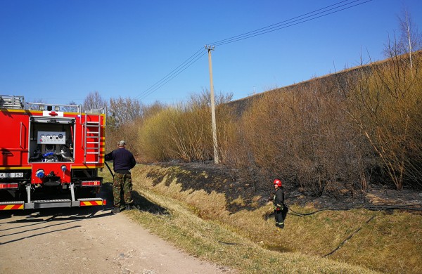 Geležinkelio kalno papėdėje išdegė apie 5 ha žemės