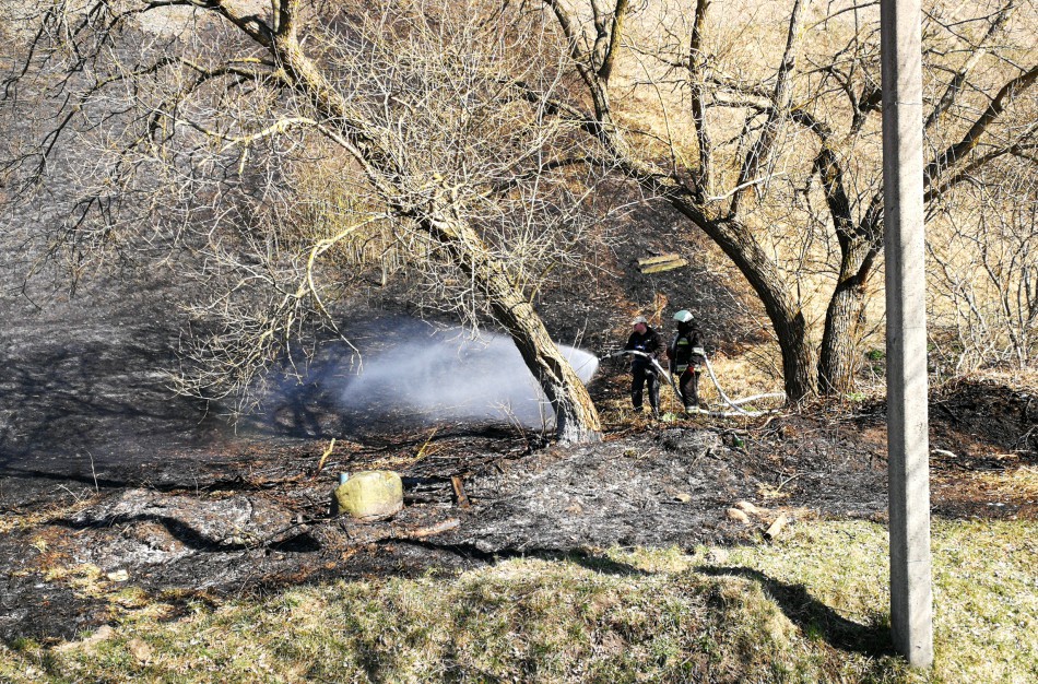 Dėl pernykštės žolės deginimo gausūs skambučiai Bendruoju pagalbos telefonu 112