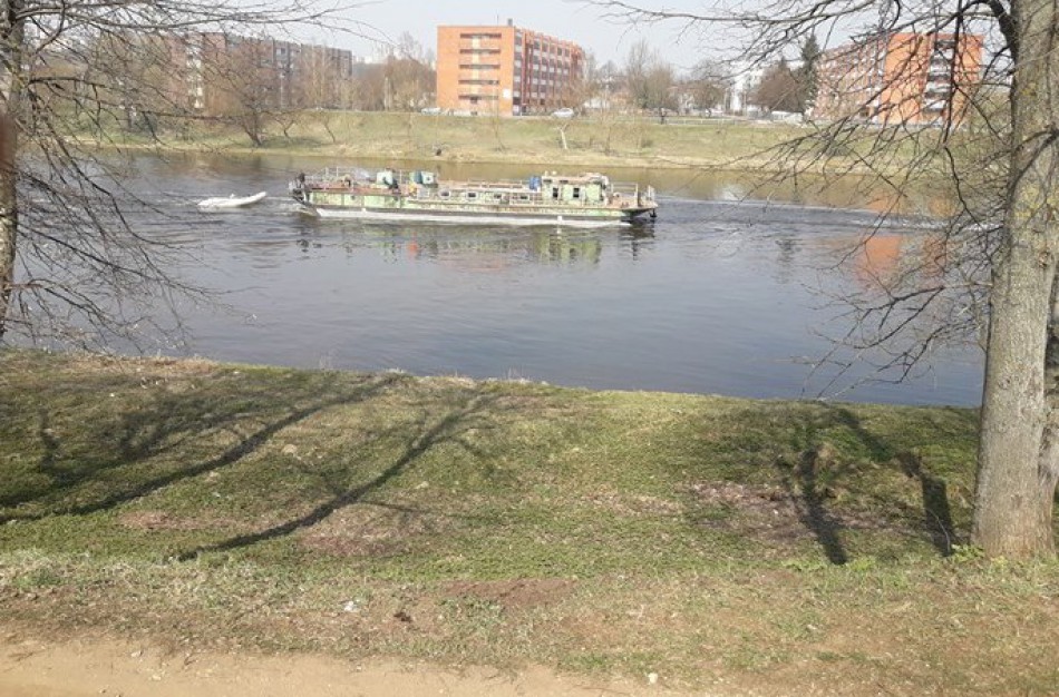 Nerimi plaukusi barža prikaustė jonaviečių dėmesį