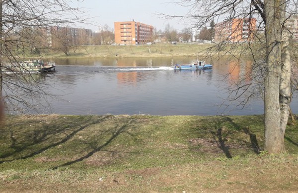 Nerimi plaukusi barža prikaustė jonaviečių dėmesį