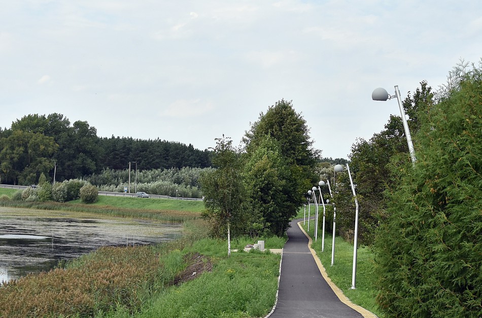 Tikimasi per tris mėnesius įrengti dviračių/pėsčiųjų takų apšvietimą aplink tvenkinius