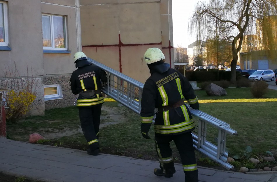 Vakar gelbėtas vienas namie užsirakinęs keturmetis