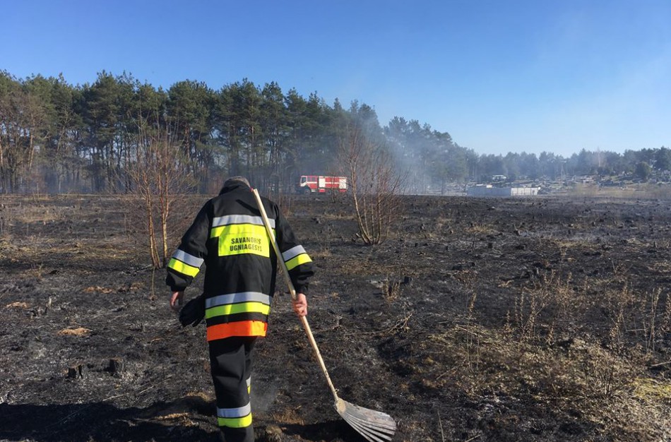 Sausos žolės gaisras vos nepersimetė į Šmatų kapines