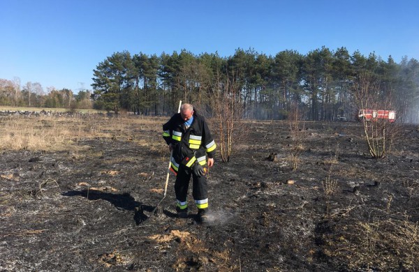 Sausos žolės gaisras vos nepersimetė į Šmatų kapines