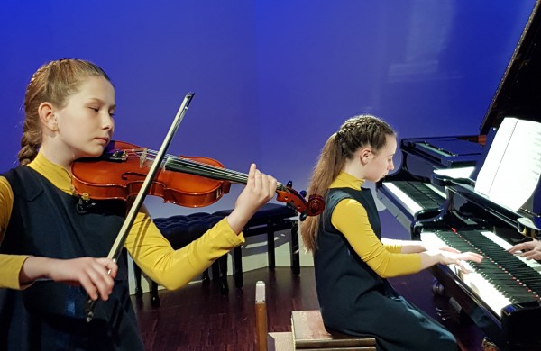 Jaunieji atlikėjai tarptautiniame konkurse įvertinti diplomais