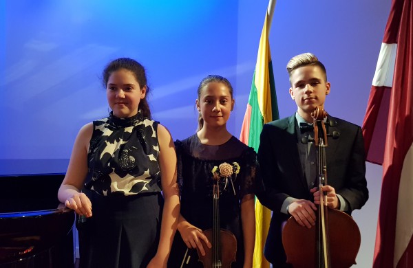 Jaunieji atlikėjai tarptautiniame konkurse įvertinti diplomais