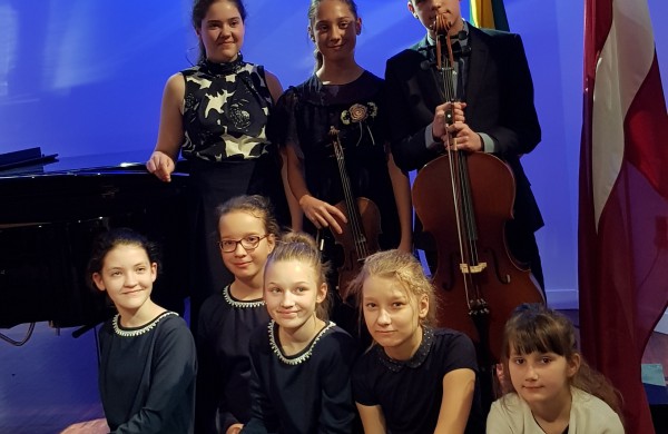 Jaunieji atlikėjai tarptautiniame konkurse įvertinti diplomais