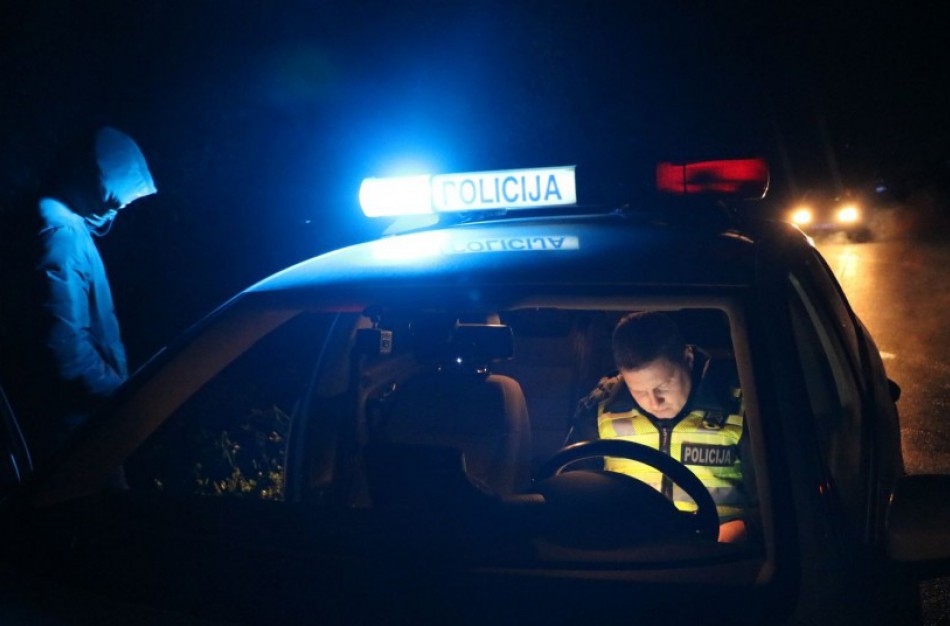 Kelyje Jonava - Rukla susidūrė motociklas ir policijos pareigūnų automobilis