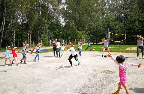 Pabėgėlių vaikams lietuviškas šokis primins jų teisę į laisvę
