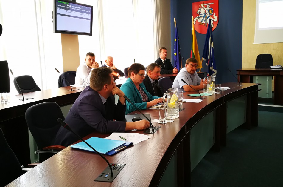 Svarstant mokyklų pertvarką: opozicijos akibrokštas - nusišalino nuo balsavimo 