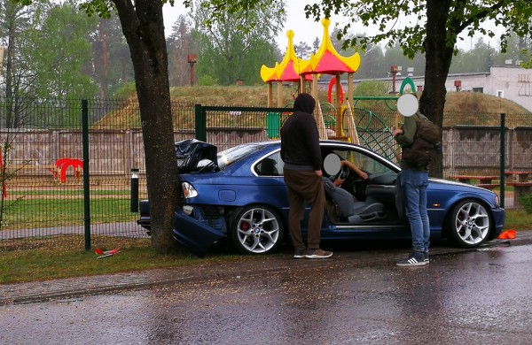 Nesėkmingas rytas BMW vairuotojui