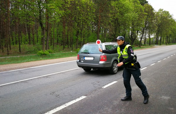 Šiandien tikrinta, kokią taršą į orą skleidžia automobilių išmetamos dujos