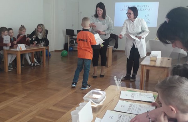 Nauja darželio „Bitutė“ atstovų patirtis respublikinėje konferencijoje „Per mokslo kalnus“