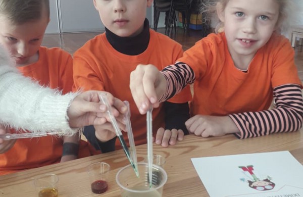 Nauja darželio „Bitutė“ atstovų patirtis respublikinėje konferencijoje „Per mokslo kalnus“