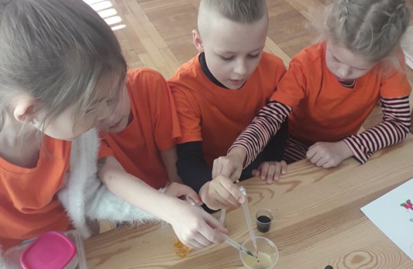 Nauja darželio „Bitutė“ atstovų patirtis respublikinėje konferencijoje „Per mokslo kalnus“