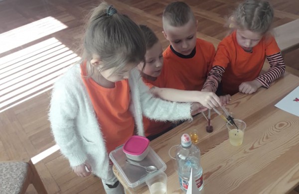 Nauja darželio „Bitutė“ atstovų patirtis respublikinėje konferencijoje „Per mokslo kalnus“