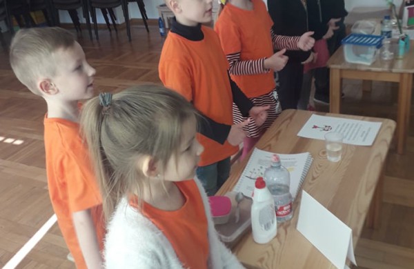 Nauja darželio „Bitutė“ atstovų patirtis respublikinėje konferencijoje „Per mokslo kalnus“