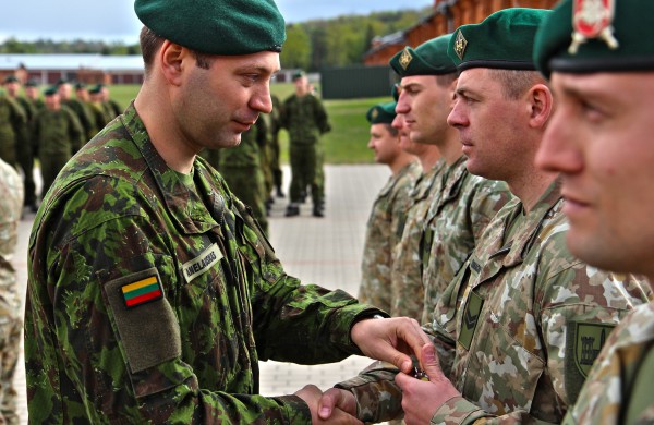 Kaune į mokymo operaciją Ukrainoje išlydėti Lietuvos kariai