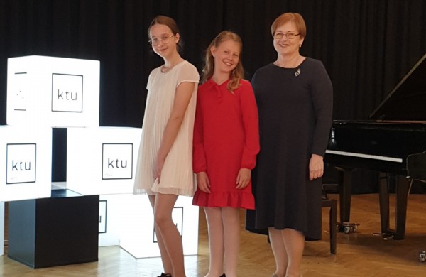 Jaunosios pianistės pranoko daugiau kaip 90 konkurso dalyvių