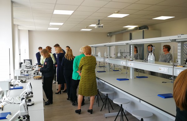 Senamiesčio gimnazijoje atidaryta gamtos mokslų laboratorija