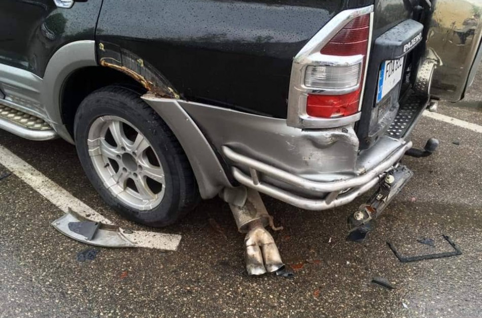 Ieškomi eismo įvykio liudytojai: gal matėte, kas apgadino automobilį?