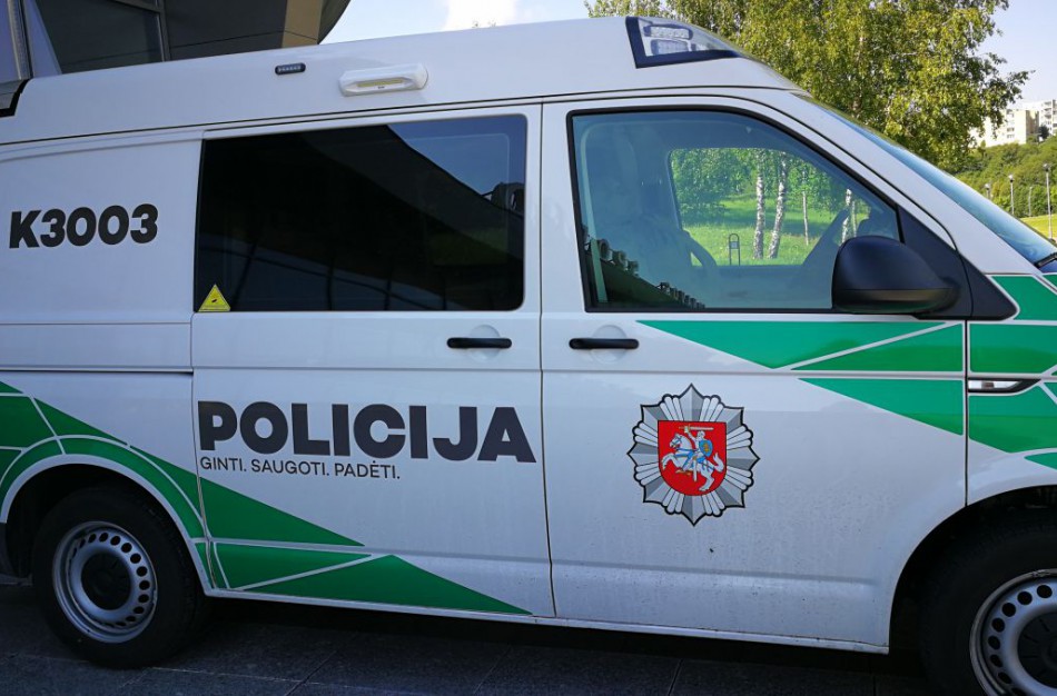 Policijos pareigūnai sulaikė neblaivų vairuotoją ir galimai narkotines medžiagas kišenėje turėjusį vyrą