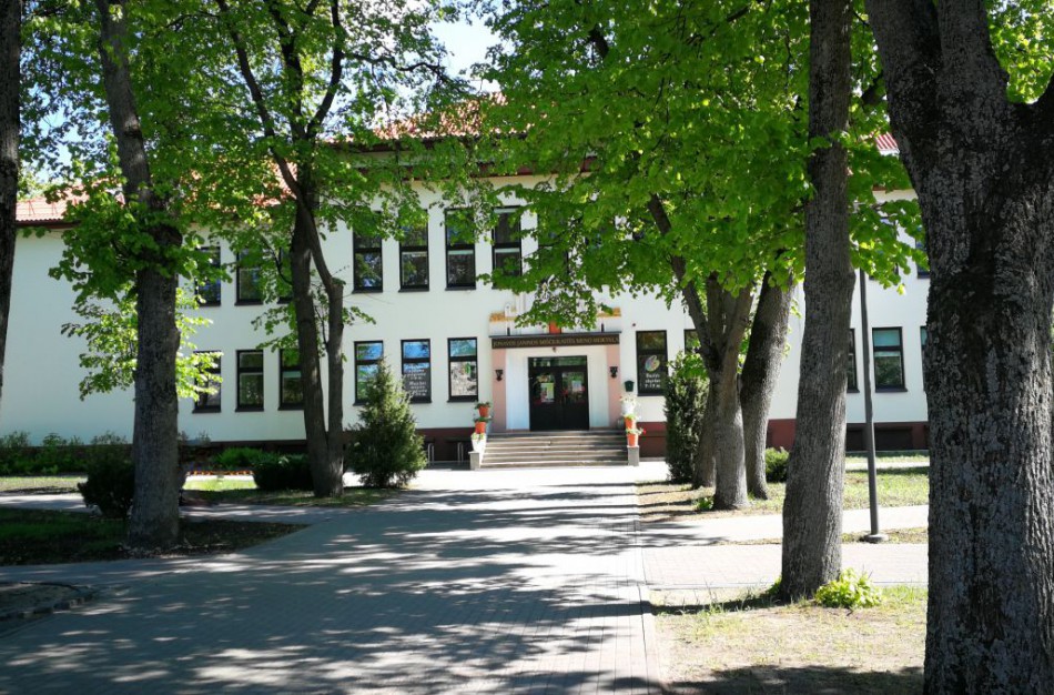 „Užsisėdimo“ istorija meno mokykloje: pažymiai sumažinti, vaikas verkia, nervai sugadinti – mokyklos atstovai ginasi