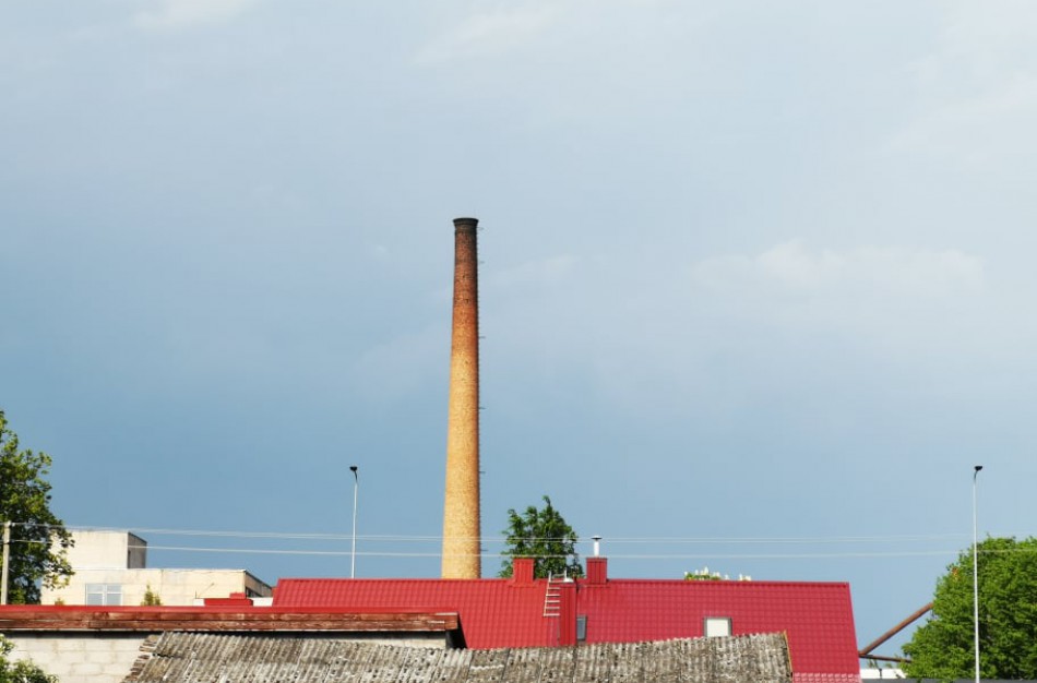 Gyventojai skundžiasi naktimis ore pasklindančiais degėsiais – kaltų nėra?