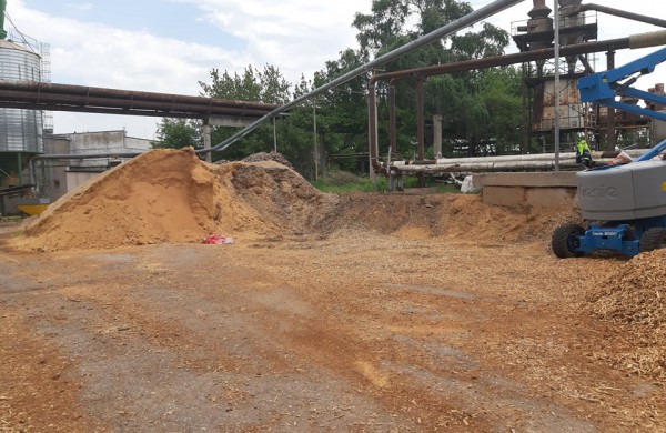 Gyventojai skundžiasi naktimis ore pasklindančiais degėsiais – kaltų nėra?