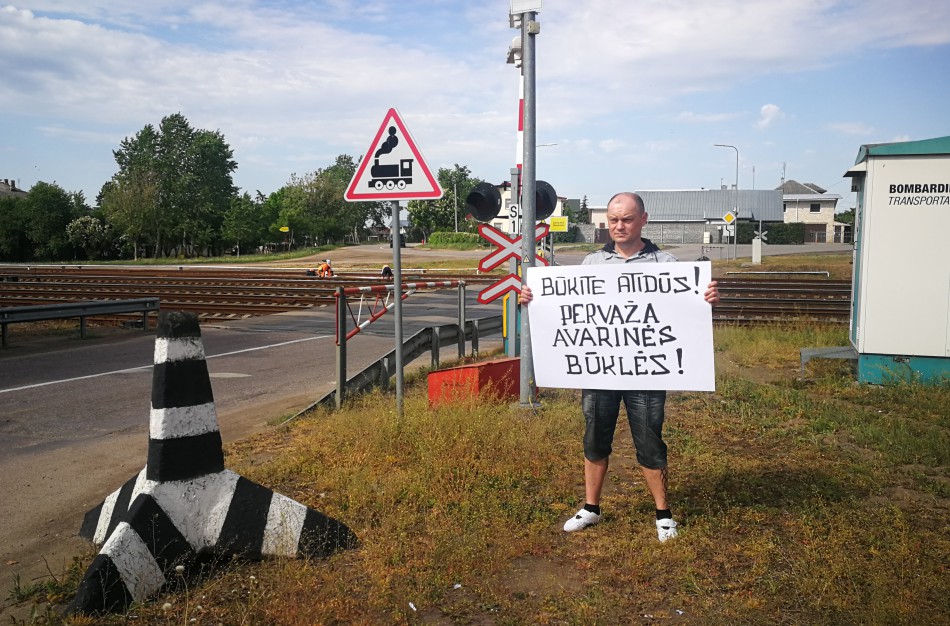 Vieno žmogaus akcija: „Būkite atidūs! Pervaža avarinės būklės!”