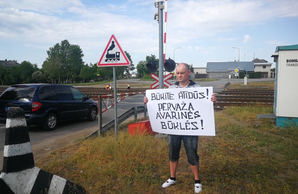 Vieno žmogaus akcija: „Būkite atidūs! Pervaža avarinės būklės!”
