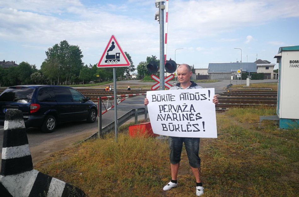 „Lietuvos geležinkeliai“ ieškos būdų, kaip pagerinti pervažos dangos būklę dar šiais metais