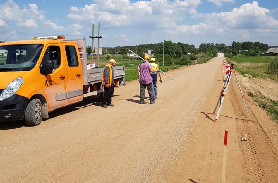 Stabdomas eismas kelyje Šveicarija – Meškoniai - bus pilama skalda