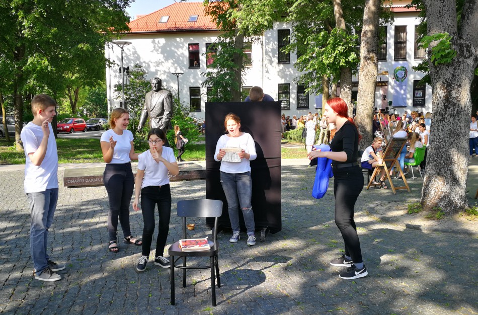 Meno mokyklos surengtas performansas traukė praeivių žvilgsnius