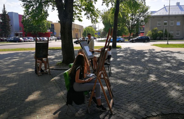 Meno mokyklos surengtas performansas traukė praeivių žvilgsnius