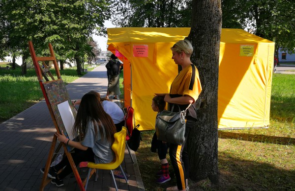 Meno mokyklos surengtas performansas traukė praeivių žvilgsnius