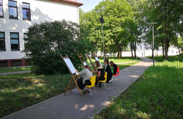 Meno mokyklos surengtas performansas traukė praeivių žvilgsnius