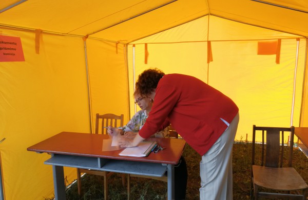 Meno mokyklos surengtas performansas traukė praeivių žvilgsnius