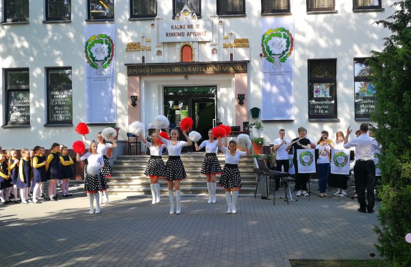 Meno mokyklos surengtas performansas traukė praeivių žvilgsnius