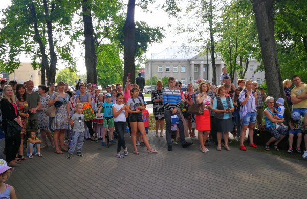 Meno mokyklos surengtas performansas traukė praeivių žvilgsnius