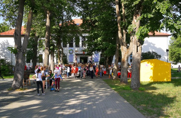 Meno mokyklos surengtas performansas traukė praeivių žvilgsnius